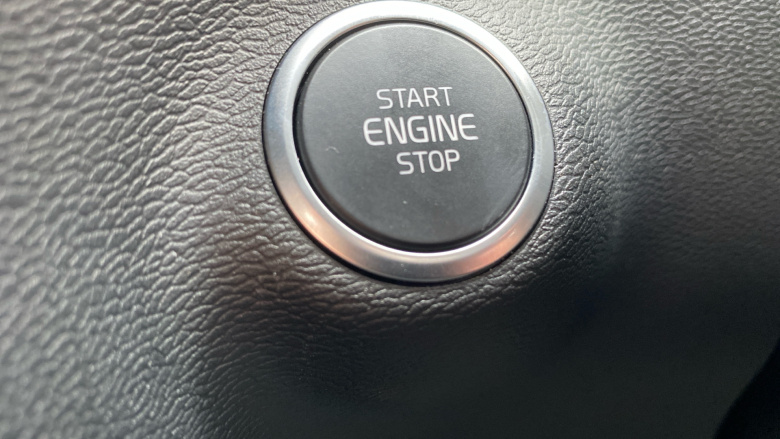 Volvo XC40 2.0 B4P Plus Black Edition 5dr Auto Petrol Estate